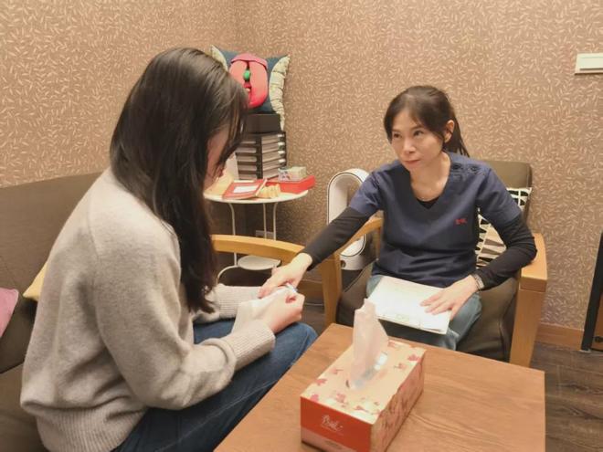 賭波：「性治疗室」里的00后，男多女少